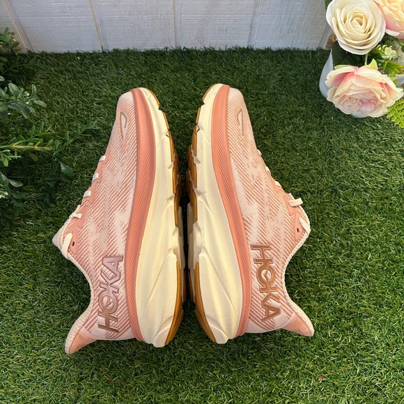 Hoka One One
Women's Clifton 9
Sneakers in
Sandstone/Cream 9B new - Picture 12 of 16